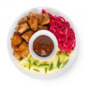 Шашлык из курицы с картофельным пюре, маринованными овощами и аджикой